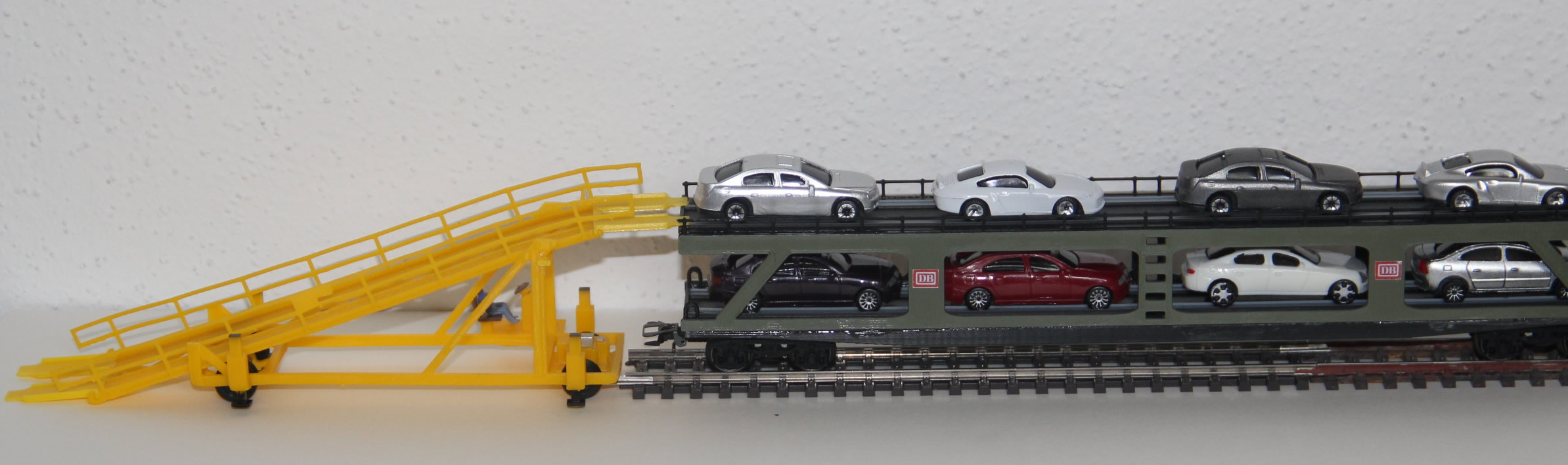 H0 Autotransporter mit Auffahrtsrampe und beladenen Fahrzeugen