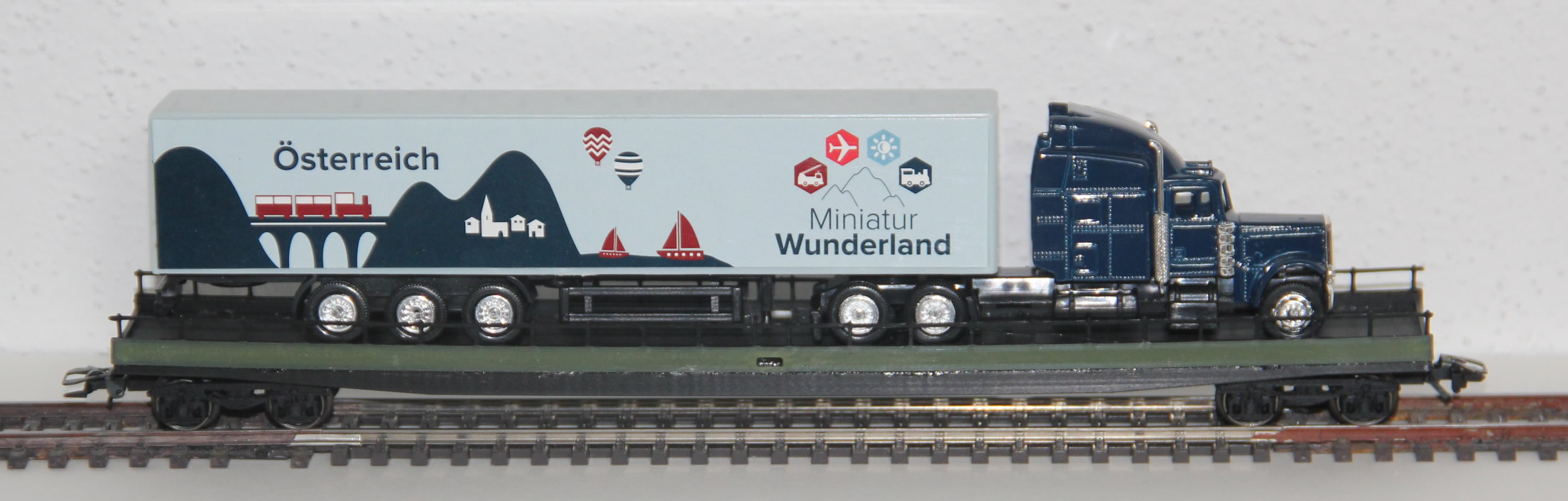 H0 Niederbord LKW als Ladegut für Güterwagen