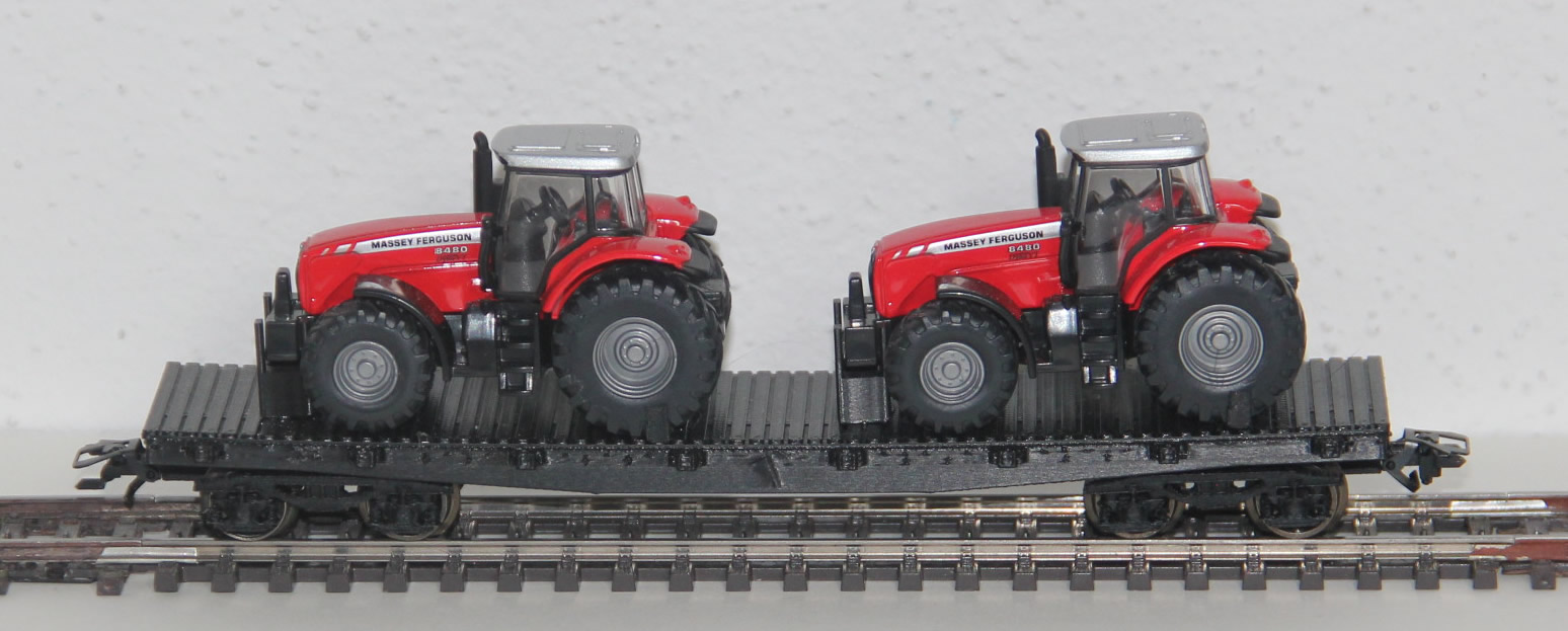 H0 Traktor als Ladegut auf Niederbordwagen